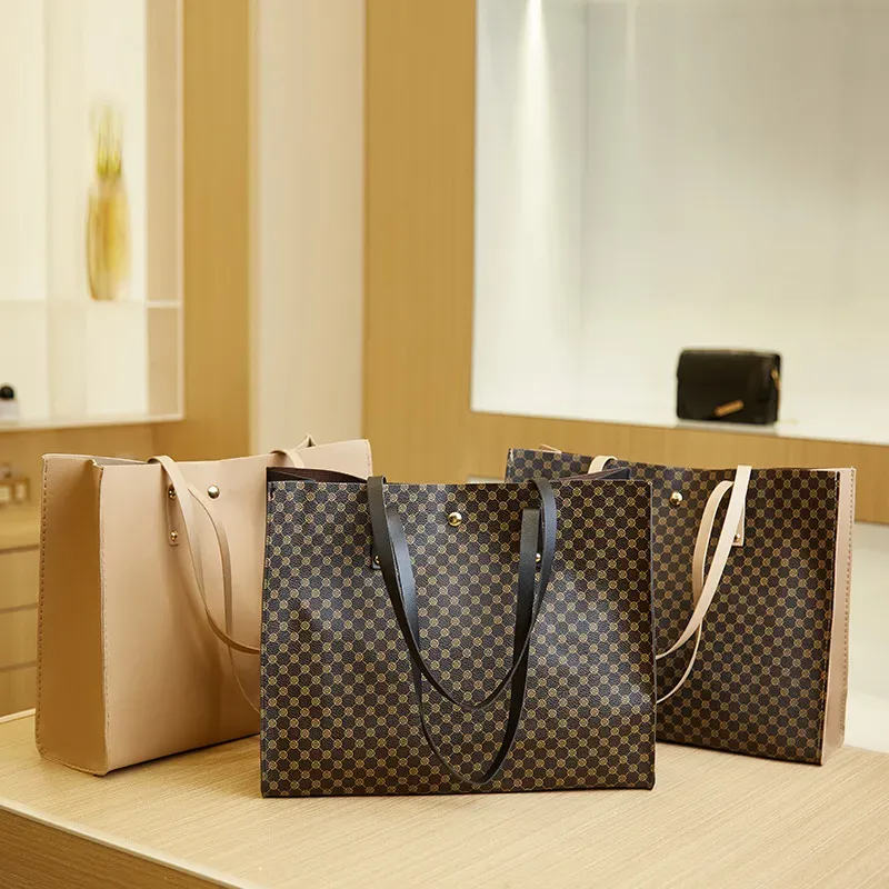 Women Fashionable Simple Crocodile Print Large Capacity Square Tote Bag - Image 3
