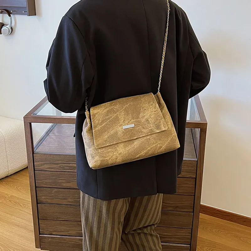 Women Simple Retro Large Capacity Clap Shoulder Bag - Image 3