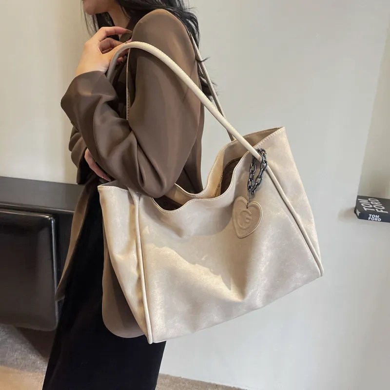 Women Retro Large-Capacity Heart-Shaped Pendant Shoulder Tote Bag - Image 4